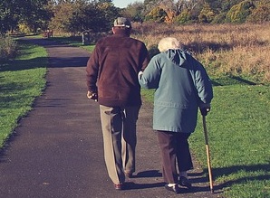 [:hr]Dvije starije osobe šetaju cestom[:en]Older people[:]