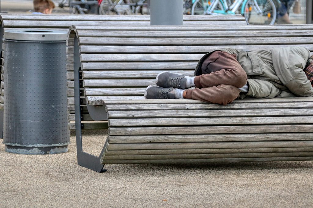 [:hr]beskućnik spava na klupi[:en]Homeless[:]