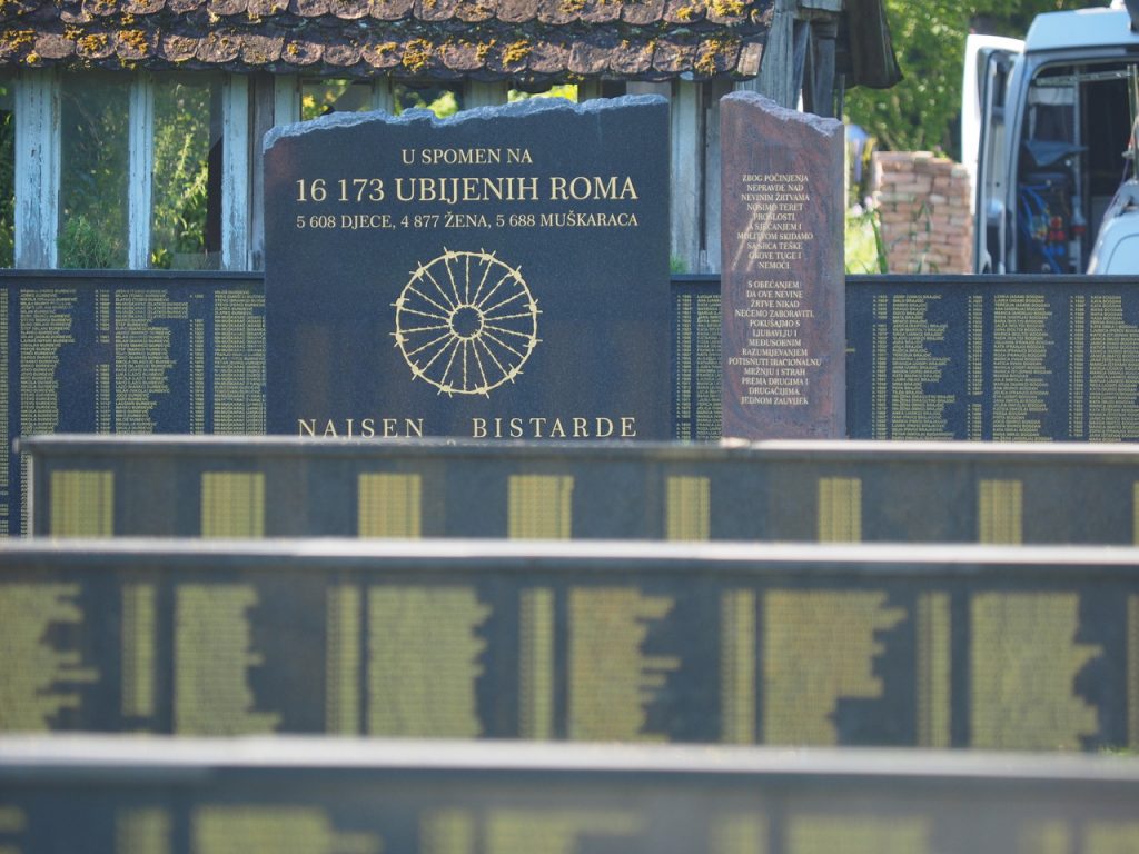 [:hr]Spomen ploča u Uštici, u sjećanje na Rome ubijene u logoru Uštica u sklopu logora Jasenovac tijekom Drugog svjetskog rata[:]