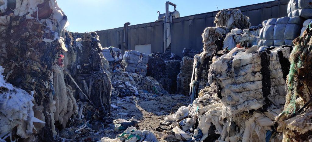 [:hr]Ilegalno odložen plastični otpad u Pazinu[:]